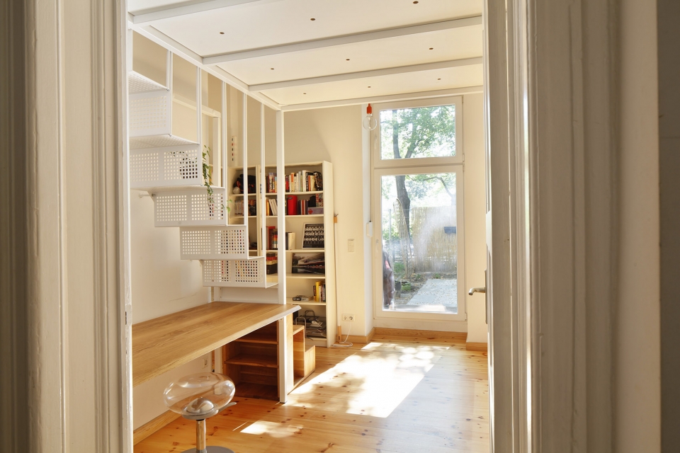 Mezzanine for a small bedroom in a private apartment by PAOLA BAGNA ALEIX TURÓN