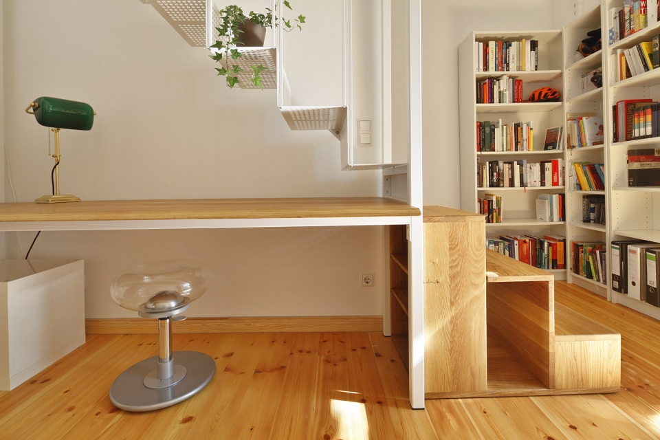 Mezzanine for a small bedroom in a private apartment by PAOLA BAGNA ALEIX TURÓN