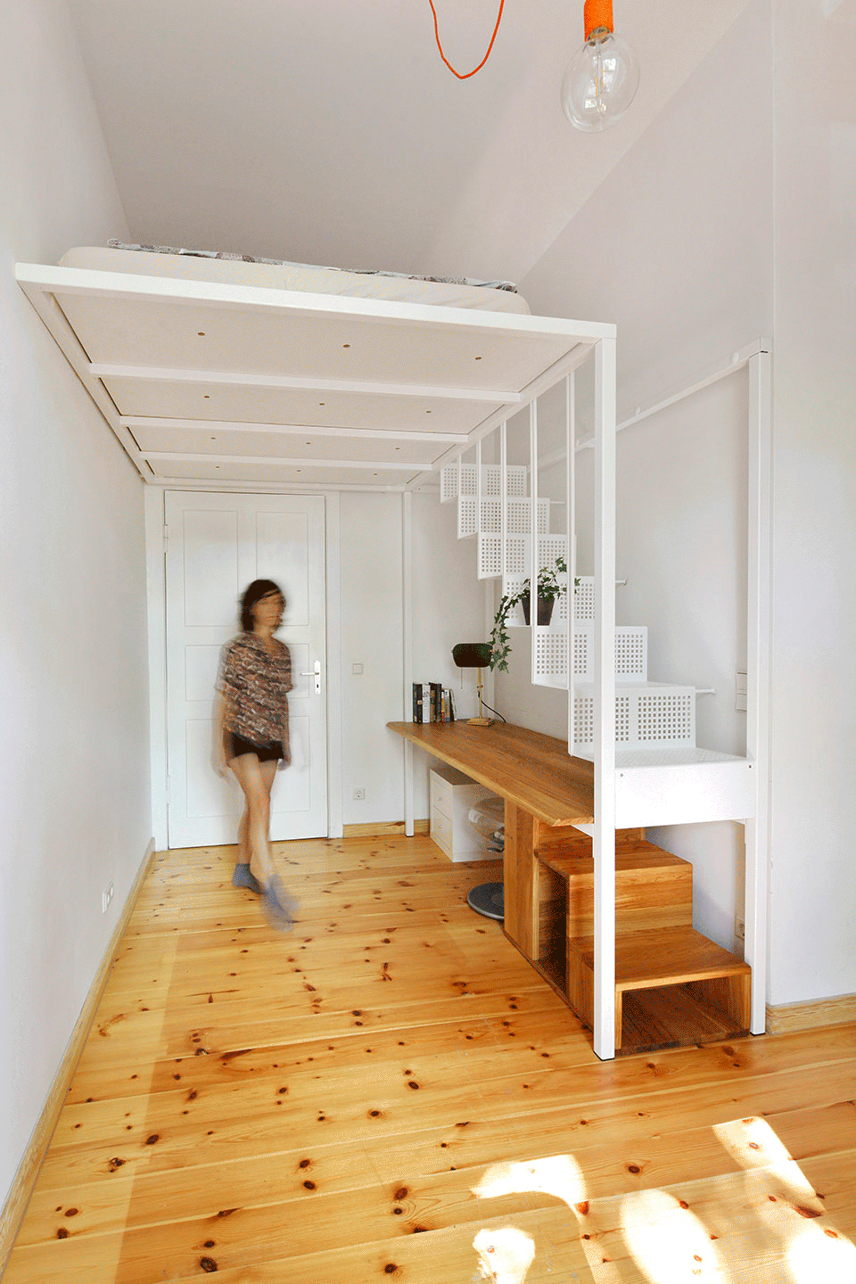 Mezzanine for a small bedroom in a private apartment by PAOLA BAGNA ALEIX TURÓN