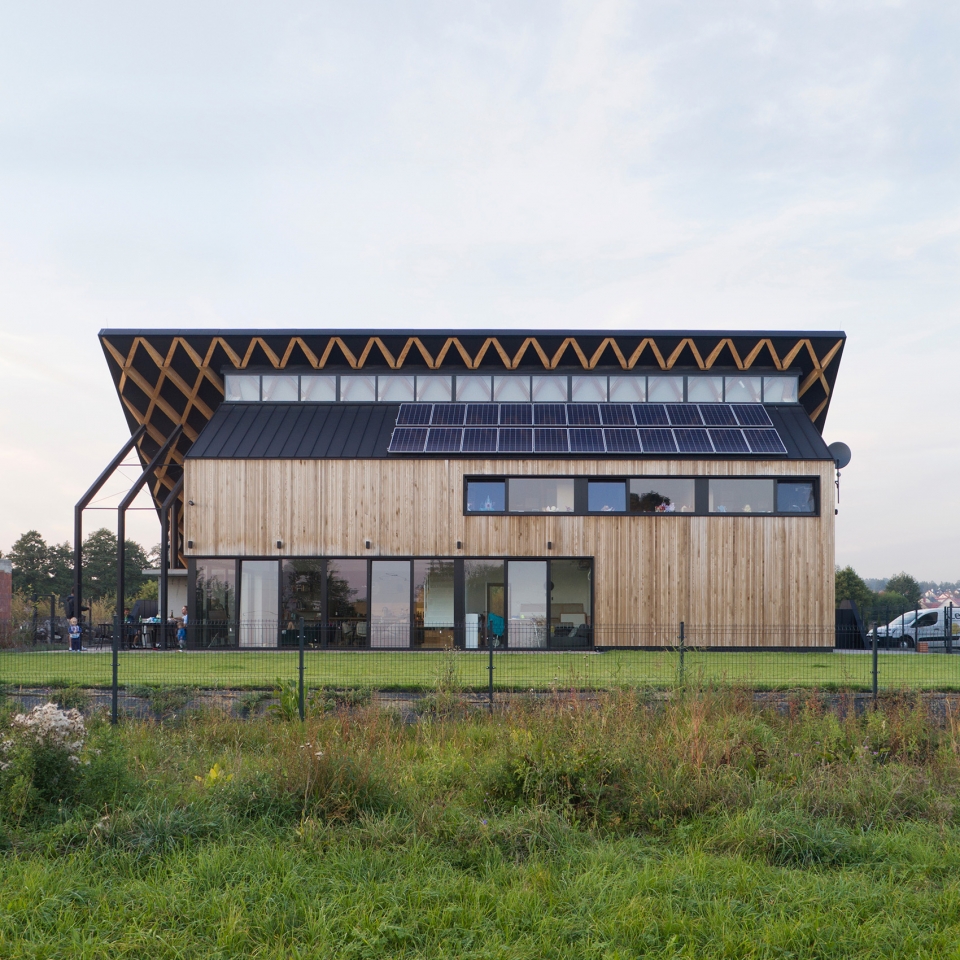 house behind the roof by superhelix pracownia projektowa