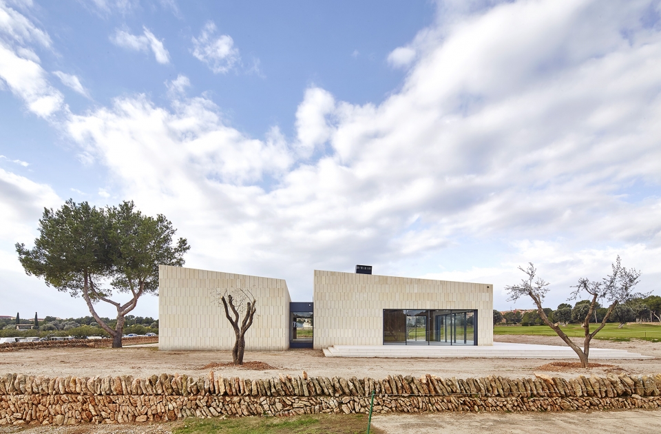 stone clubhouse by gras arquitectos
