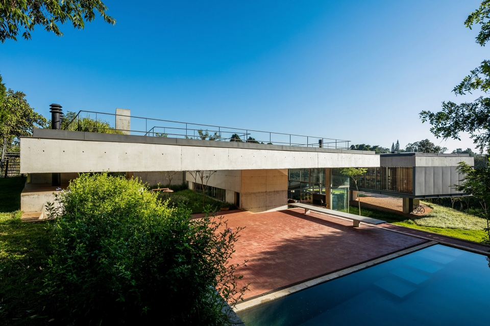 House in Cotia by UNA Arquitetos