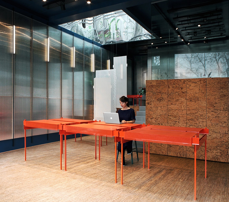 London House Travel Agency by Carbono Atelier