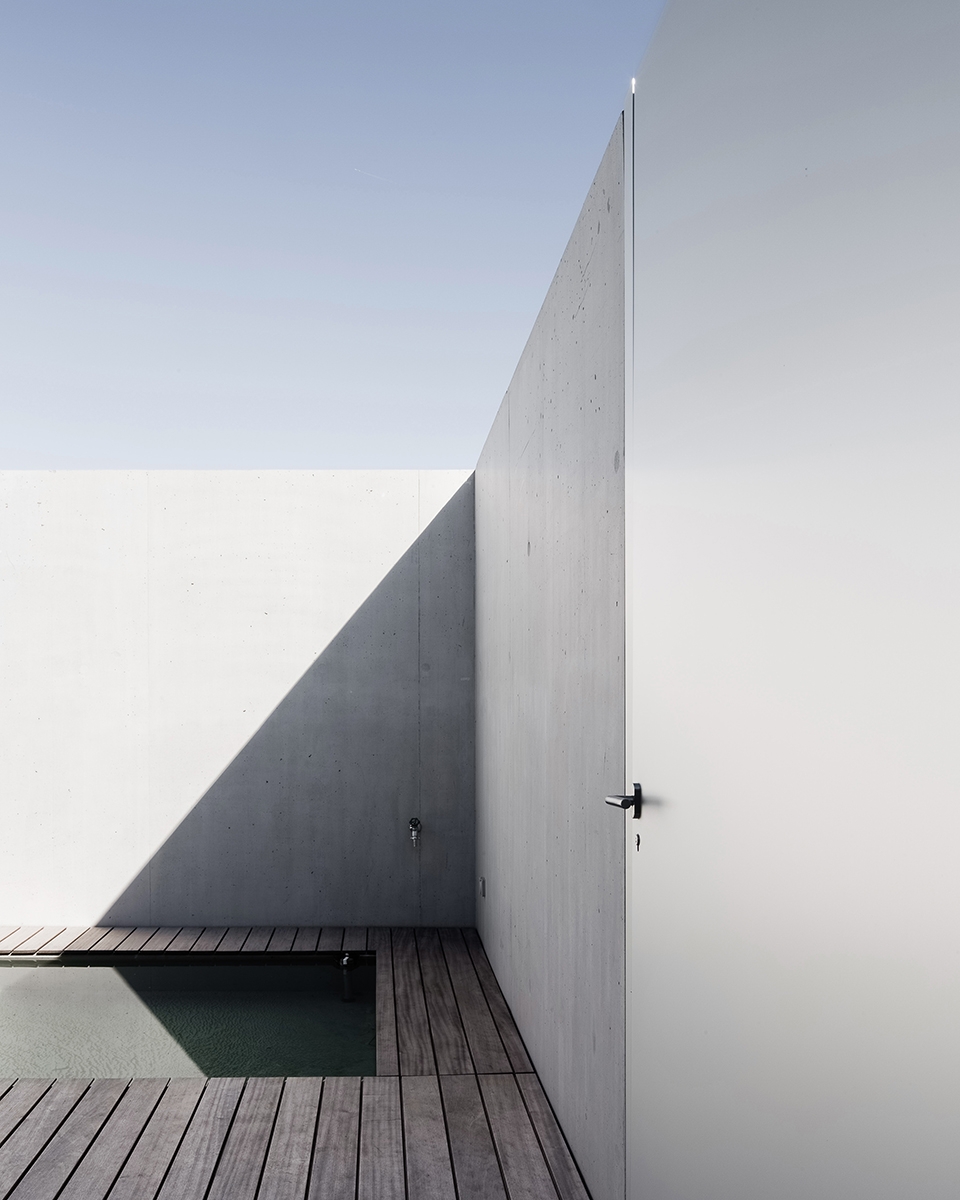 courtyard houses in zumikon by think architecture