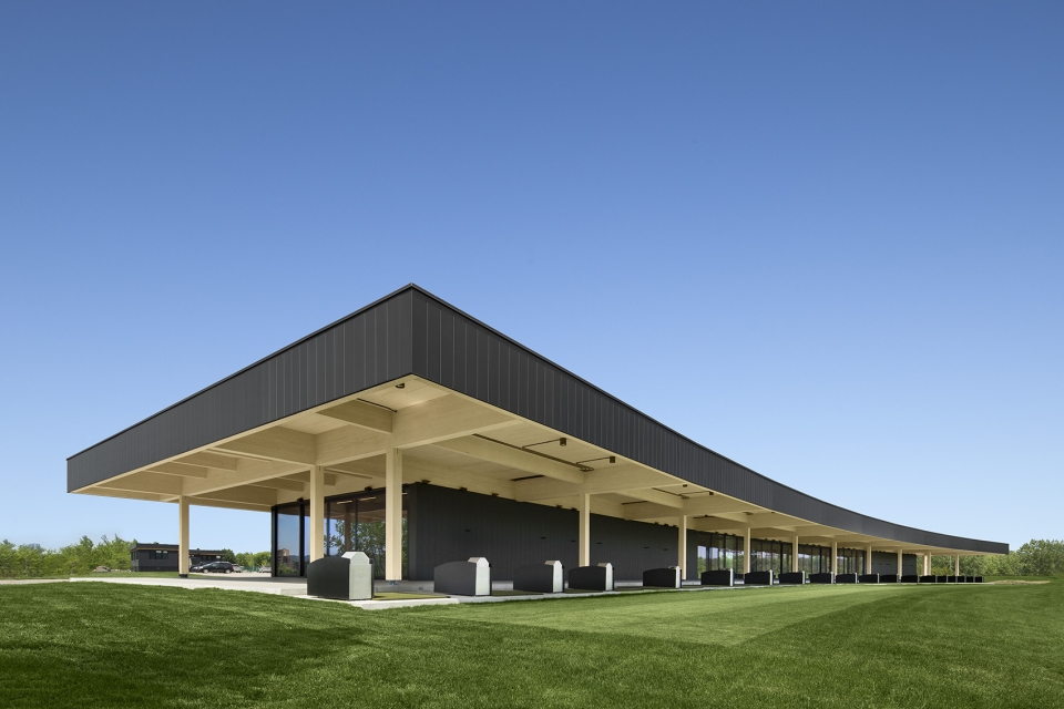 golf clubhouse for golf executif montreal by architecture49