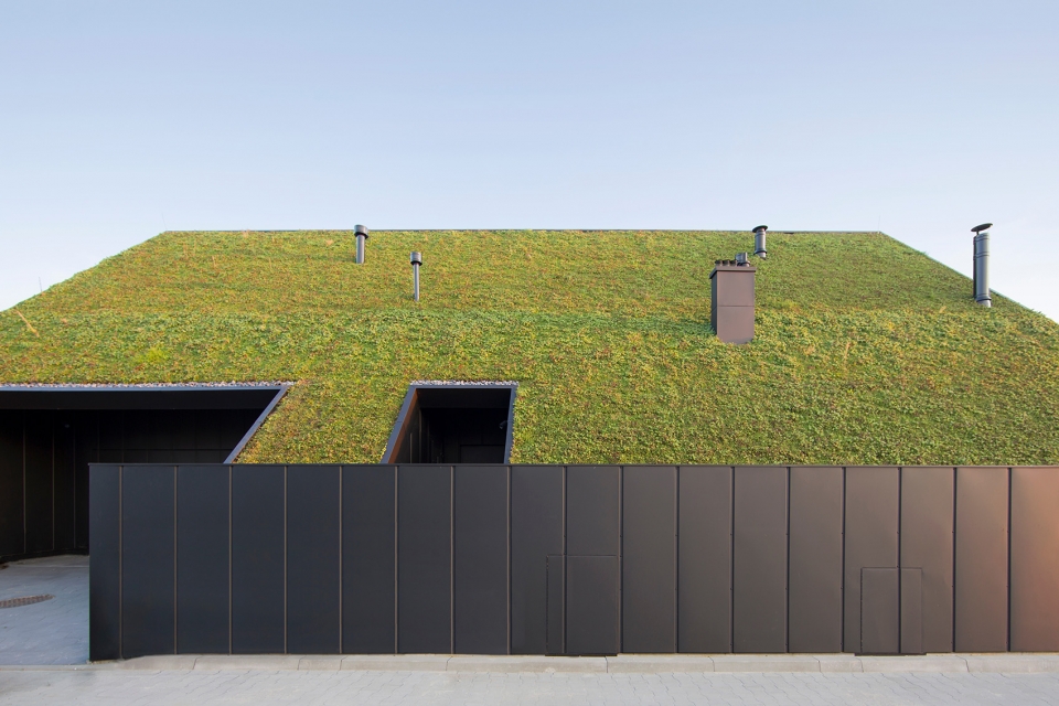 house behind the roof by superhelix pracownia projektowa