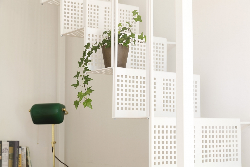 Mezzanine for a small bedroom in a private apartment by PAOLA BAGNA ALEIX TURÓN