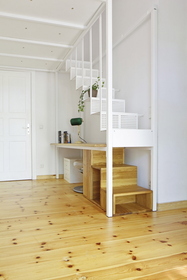 Mezzanine for a small bedroom in a private apartment by PAOLA BAGNA ALEIX TURÓN