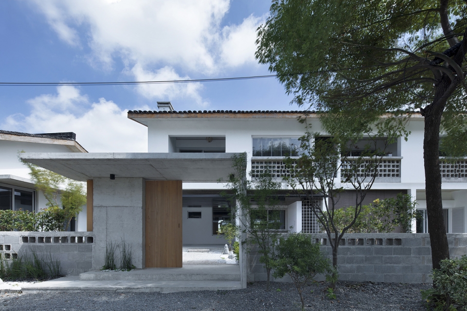 Eaves House / Zoom Urbanismo Arquitetura e Design