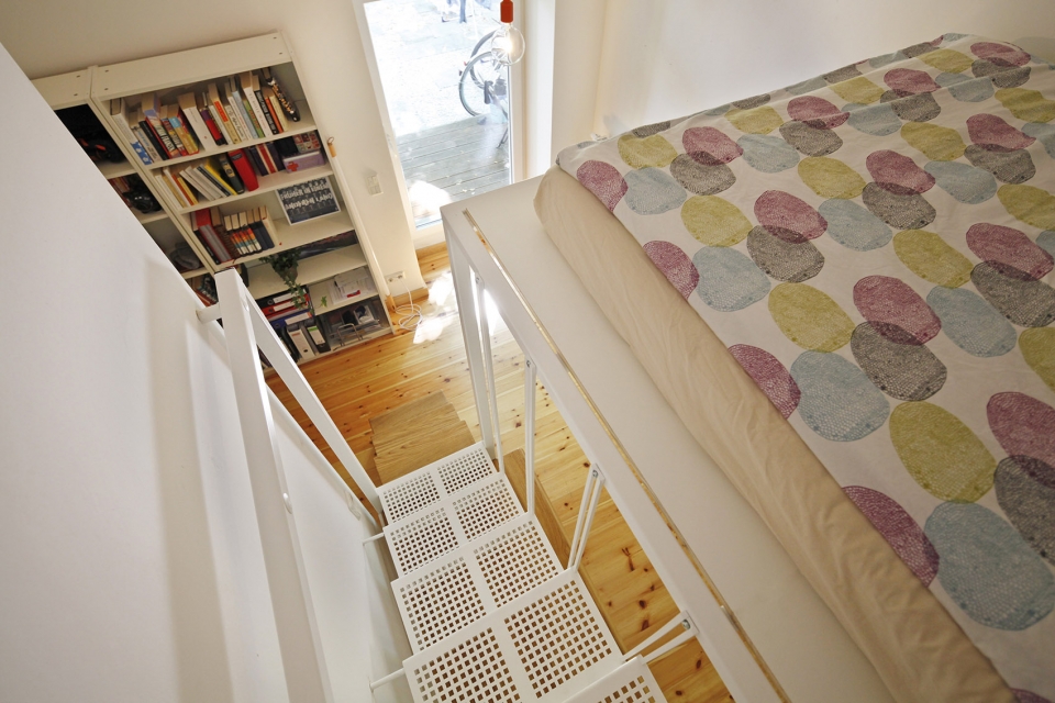 Mezzanine for a small bedroom in a private apartment by PAOLA BAGNA ALEIX TURÓN