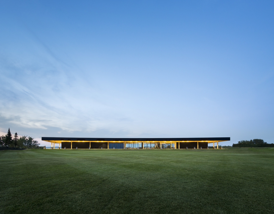 golf clubhouse for golf executif montreal by architecture49