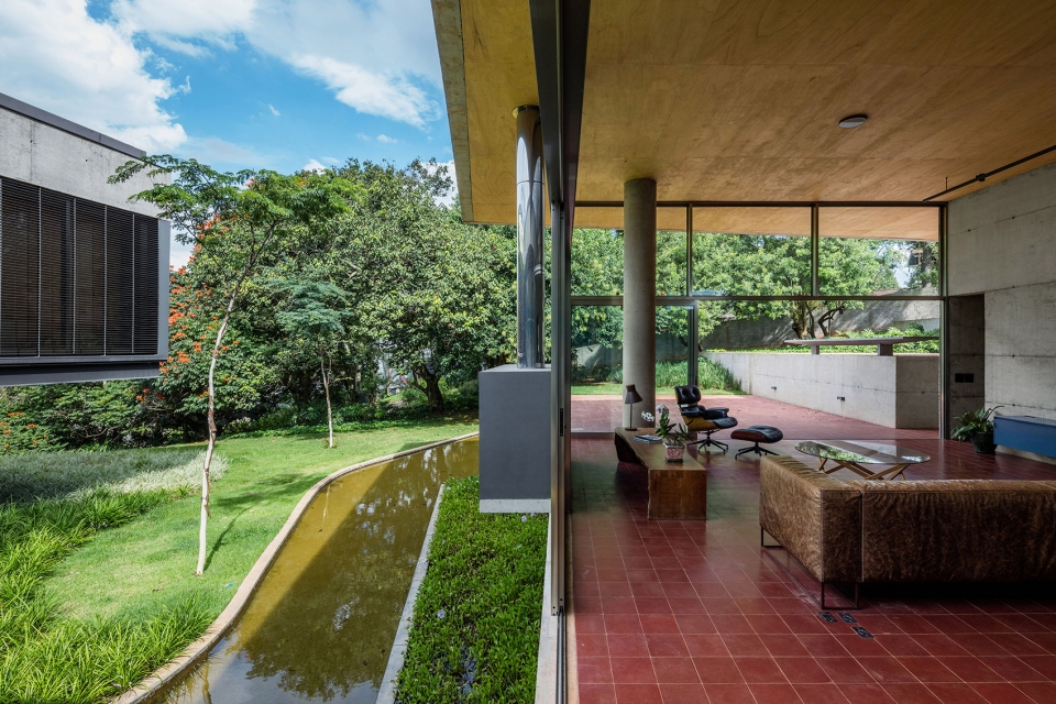 House in Cotia by UNA Arquitetos