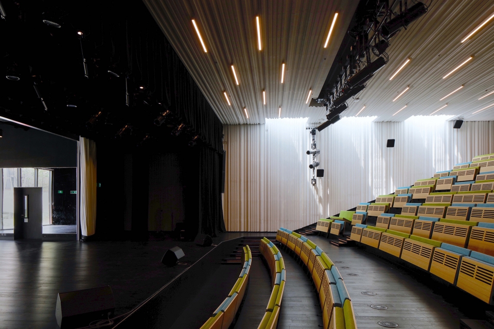 french international school of hong kong tseung kwan o by henning larsen