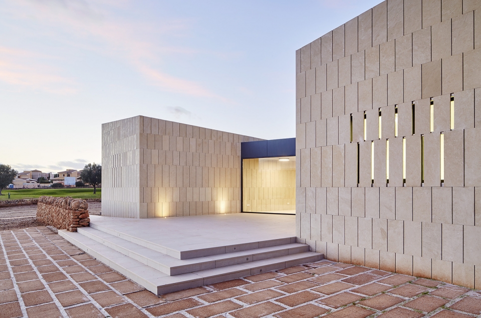 stone clubhouse by gras arquitectos