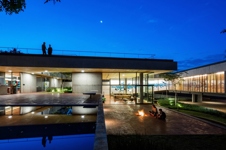 House in Cotia by UNA Arquitetos