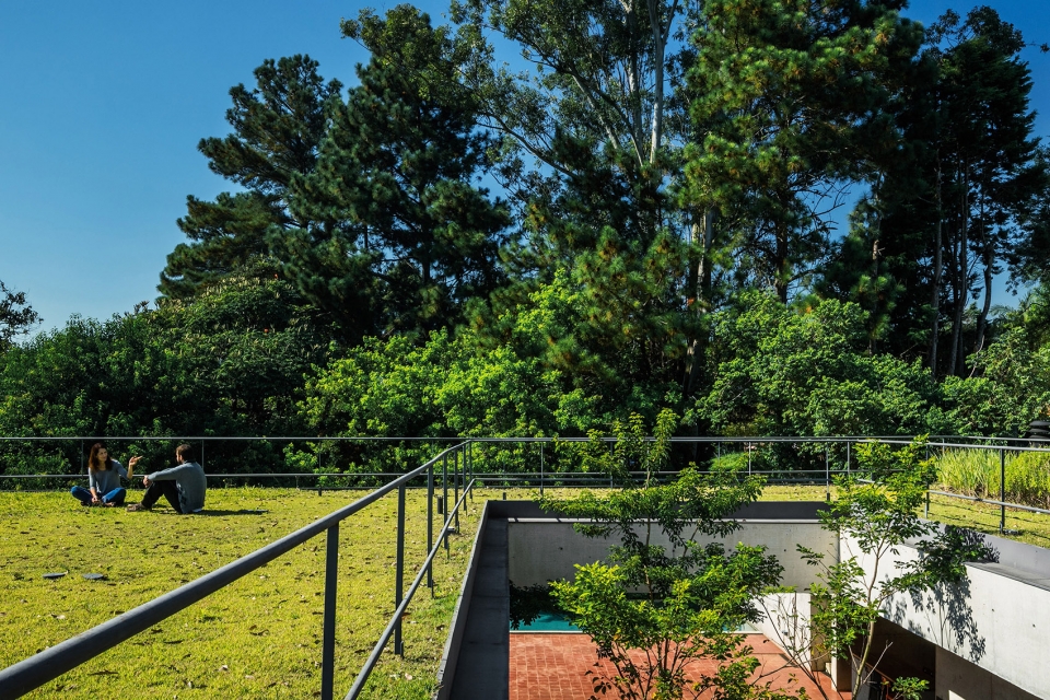 House in Cotia by UNA Arquitetos