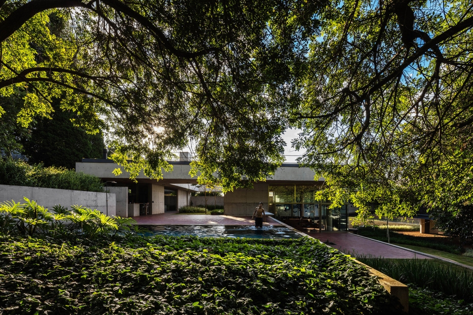 House in Cotia by UNA Arquitetos