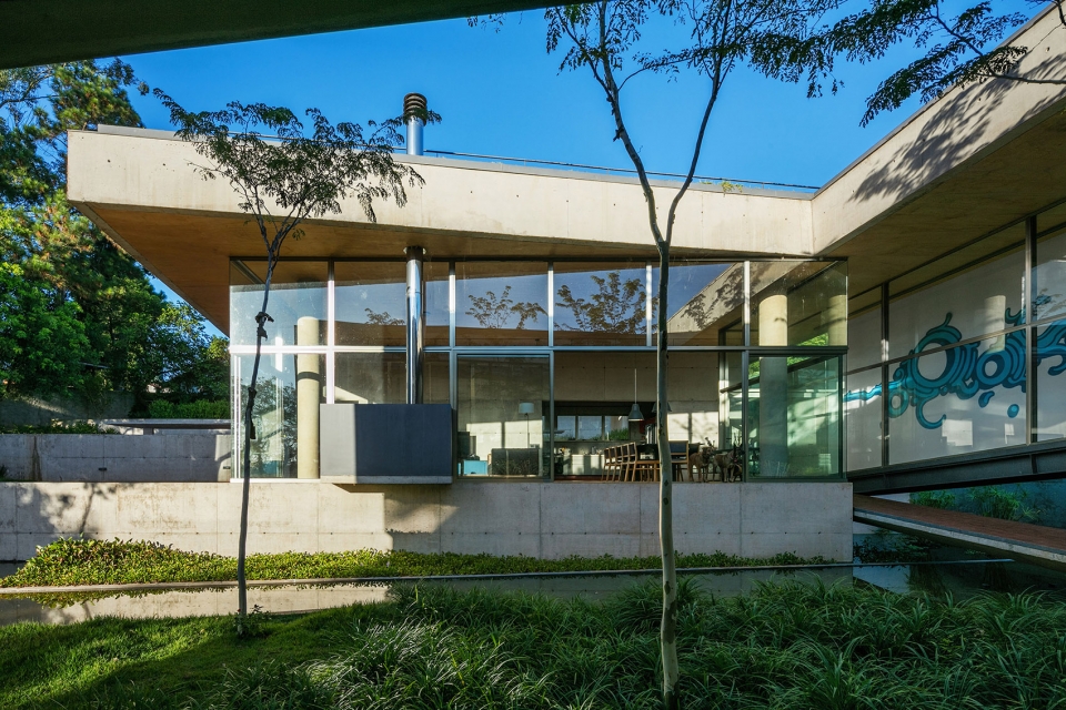 House in Cotia by UNA Arquitetos