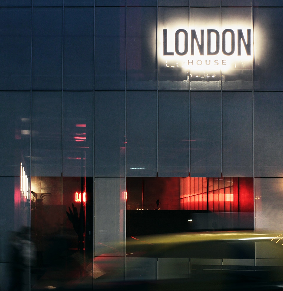 London House Travel Agency by Carbono Atelier