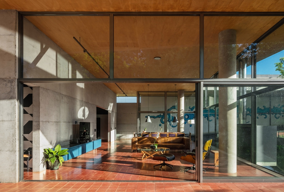 House in Cotia by UNA Arquitetos