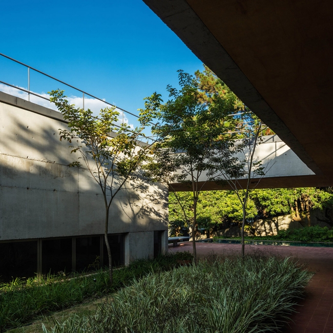 House in Cotia by UNA Arquitetos