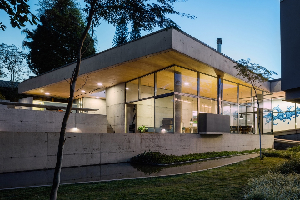 House in Cotia by UNA Arquitetos