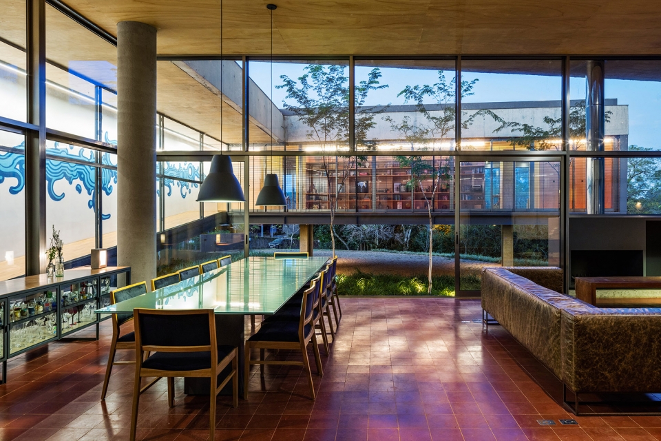 House in Cotia by UNA Arquitetos
