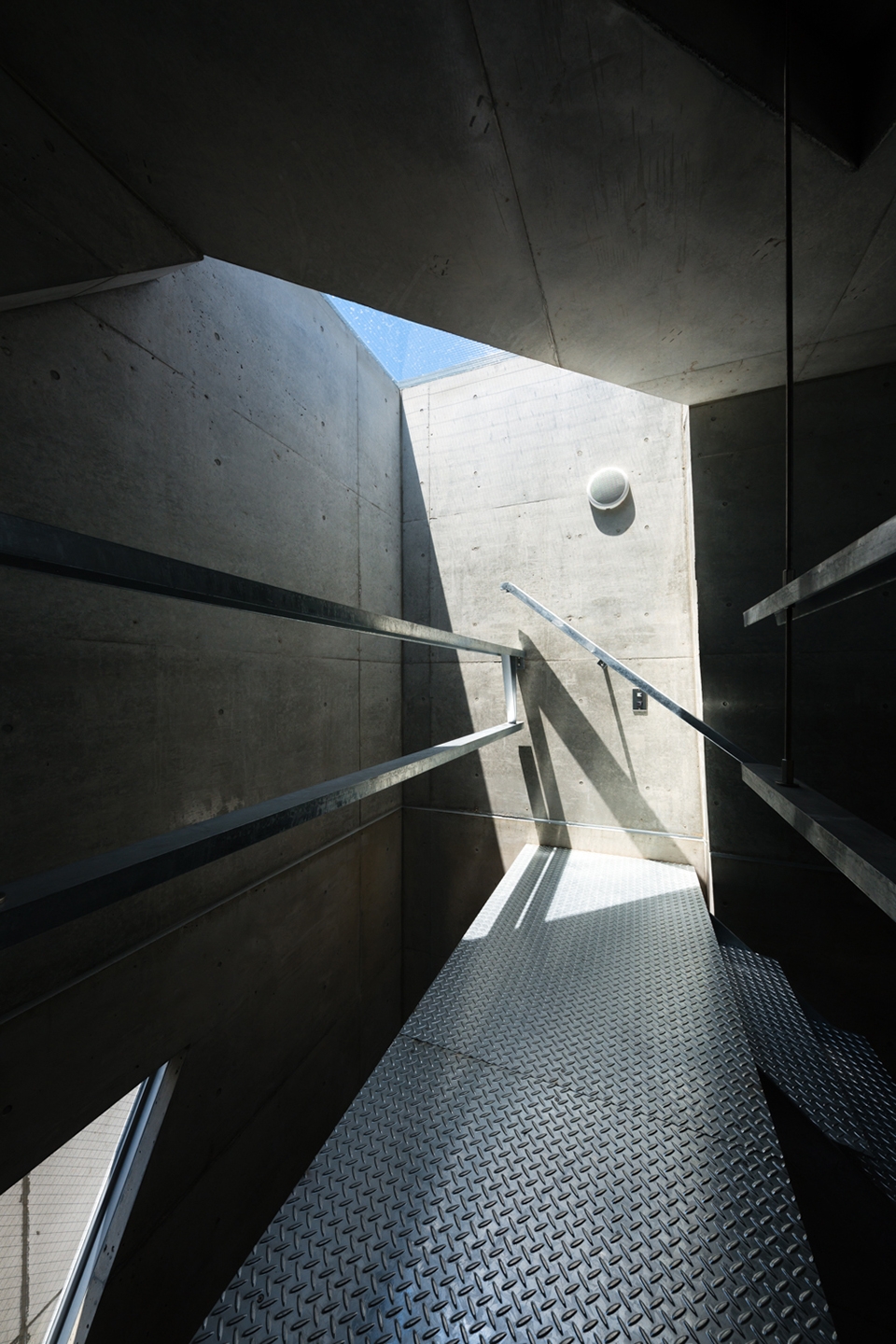 boltun headquarters by yasuhiro yamashita x atelier tekuto