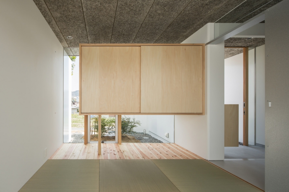 house on stylobate yM design office
