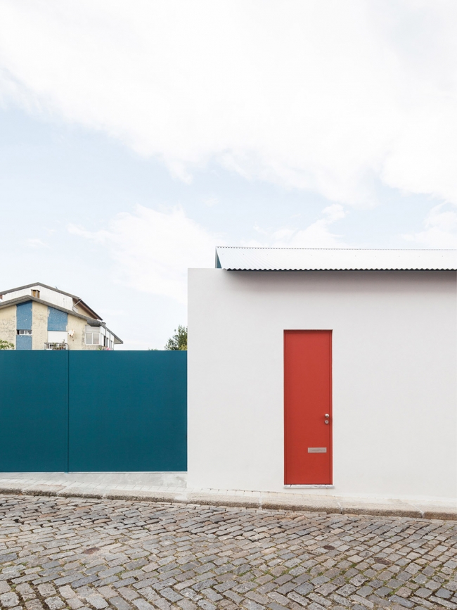 House with a curved wall by Fala Atelier