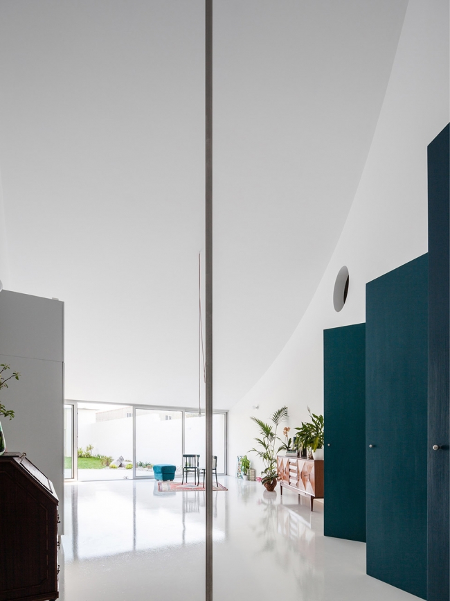 House with a curved wall by Fala Atelier