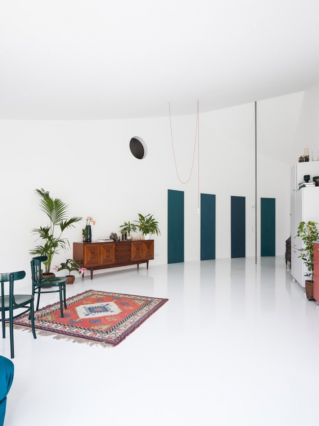 House with a curved wall by Fala Atelier