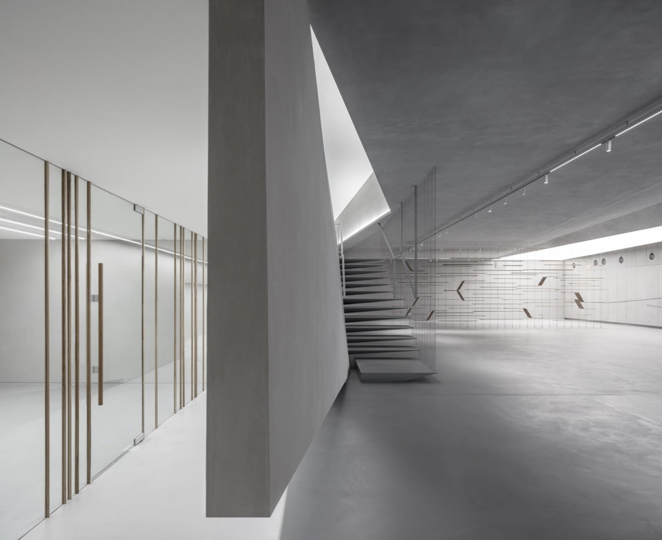pitaro office furniture showroom by baranowitz goldberg architects pitsou kedem architects