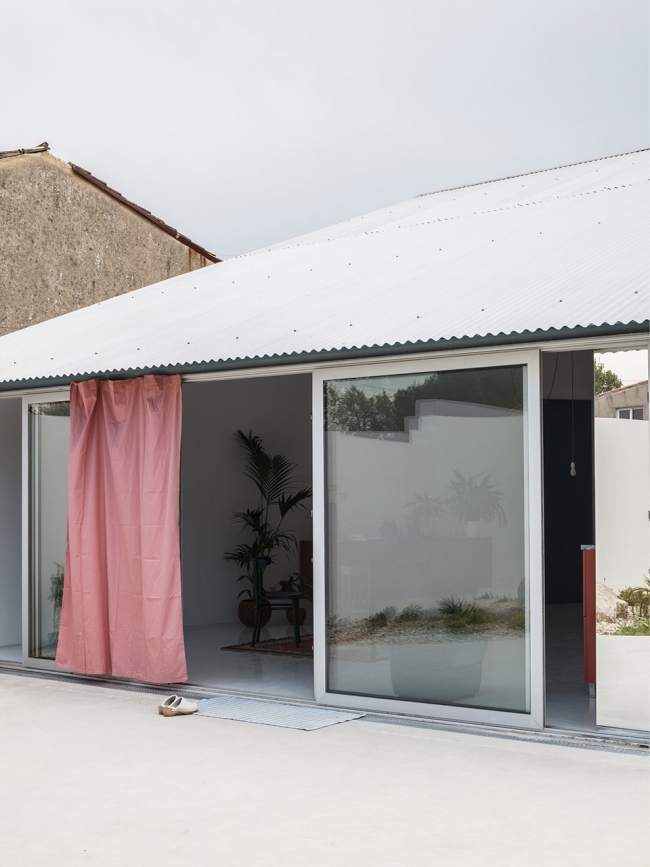 House with a curved wall by Fala Atelier