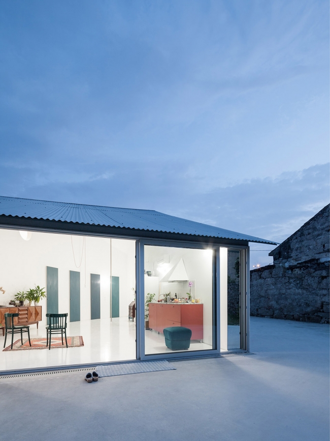 House with a curved wall by Fala Atelier