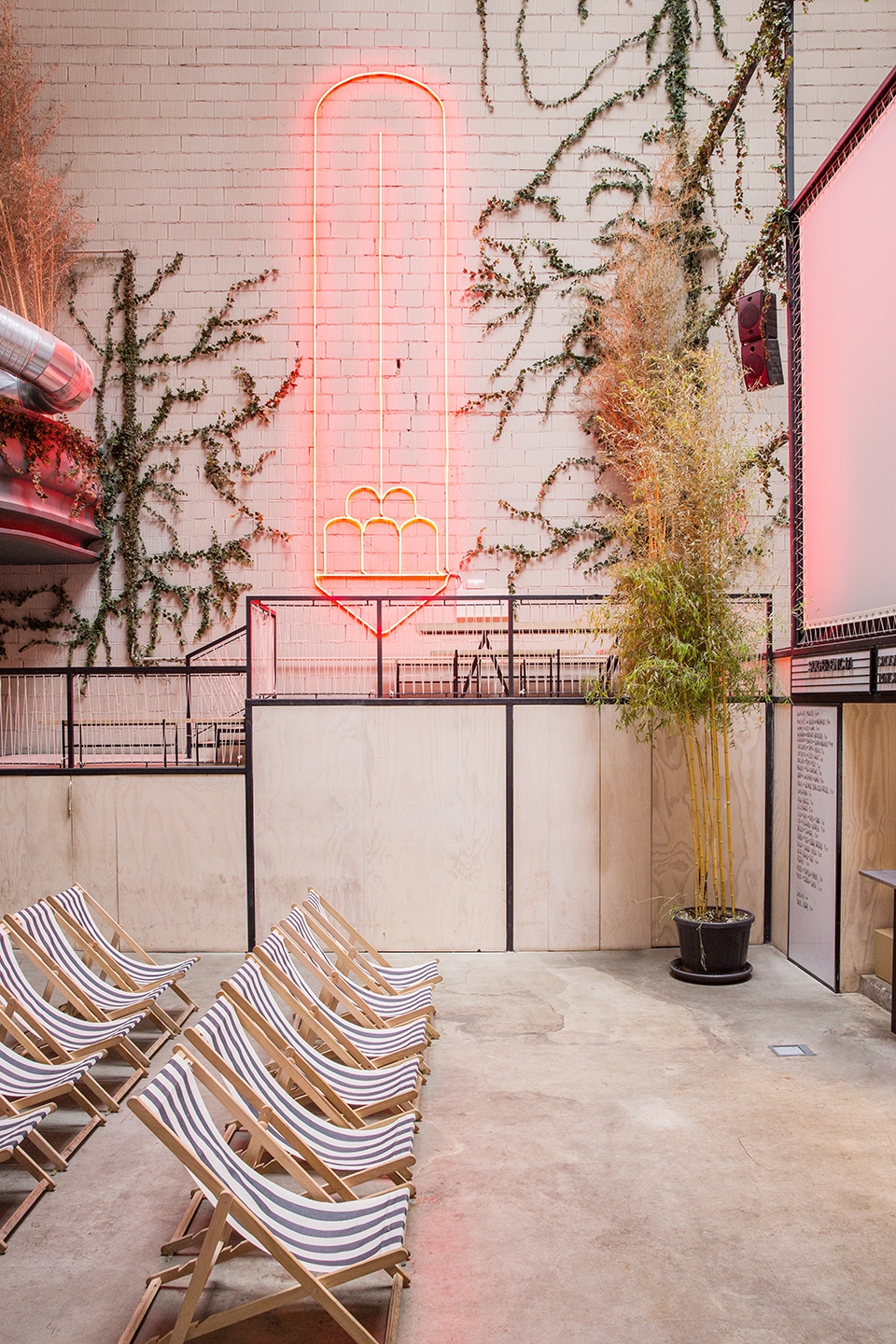 sala equis by plantea estudio