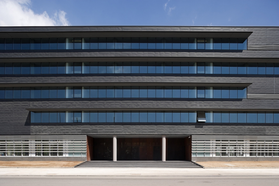 Office Building for the WTC Almeda Park by Mateo Arquitectura