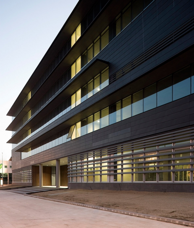 Office Building for the WTC Almeda Park by Mateo Arquitectura