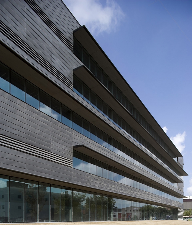 Office Building for the WTC Almeda Park by Mateo Arquitectura