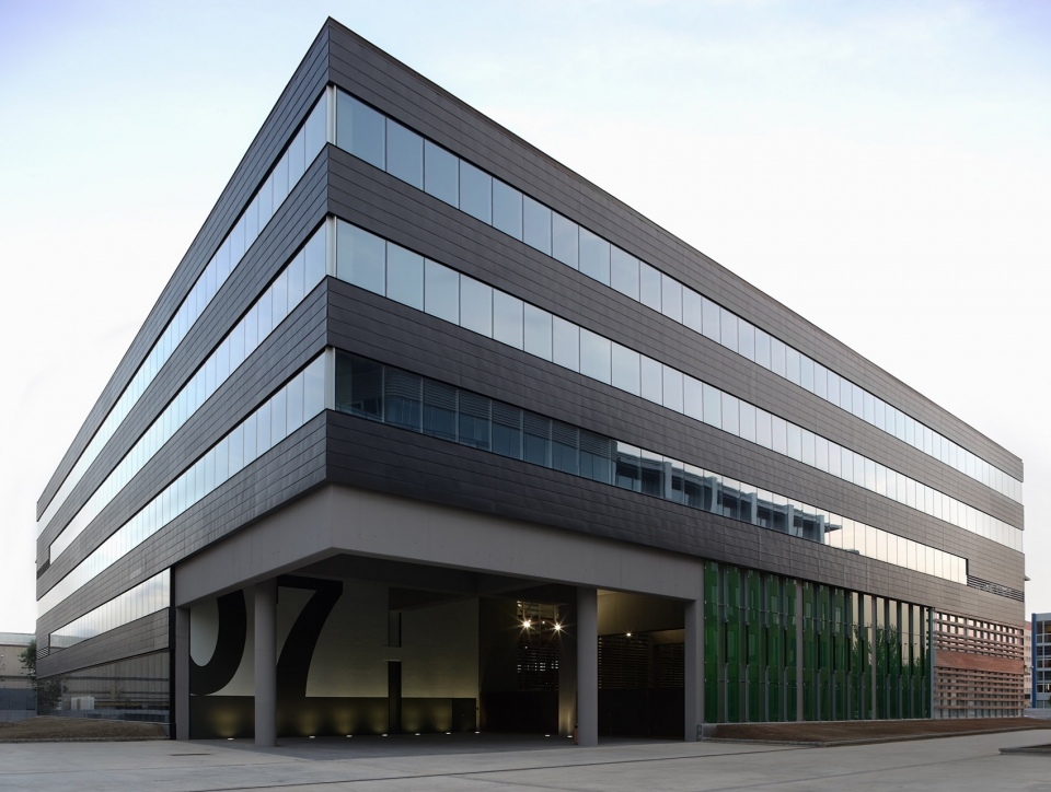Office Building for the WTC Almeda Park by Mateo Arquitectura
