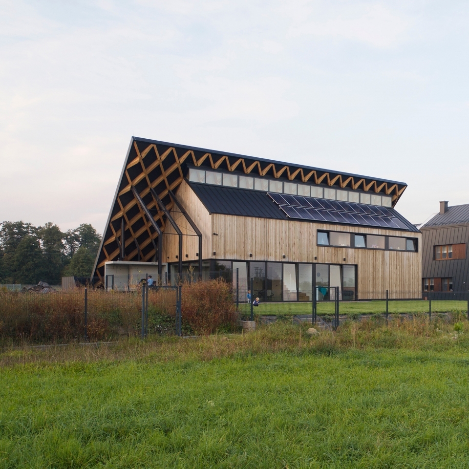 house behind the roof by superhelix pracownia projektowa 960x960