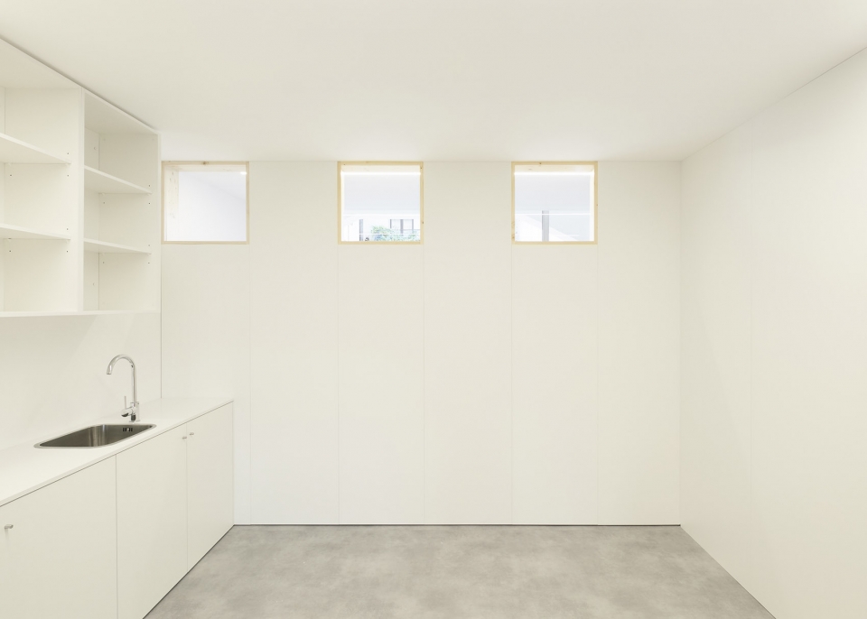 vets office by bruno dias arquitectura
