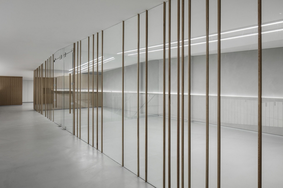 pitaro office furniture showroom by baranowitz goldberg architects pitsou kedem architects