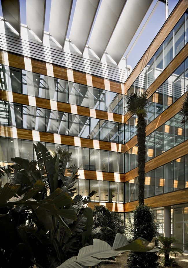 Office Building for the WTC Almeda Park by Mateo Arquitectura