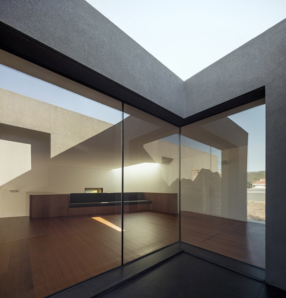 Vigário House Portugal by AND RÉ