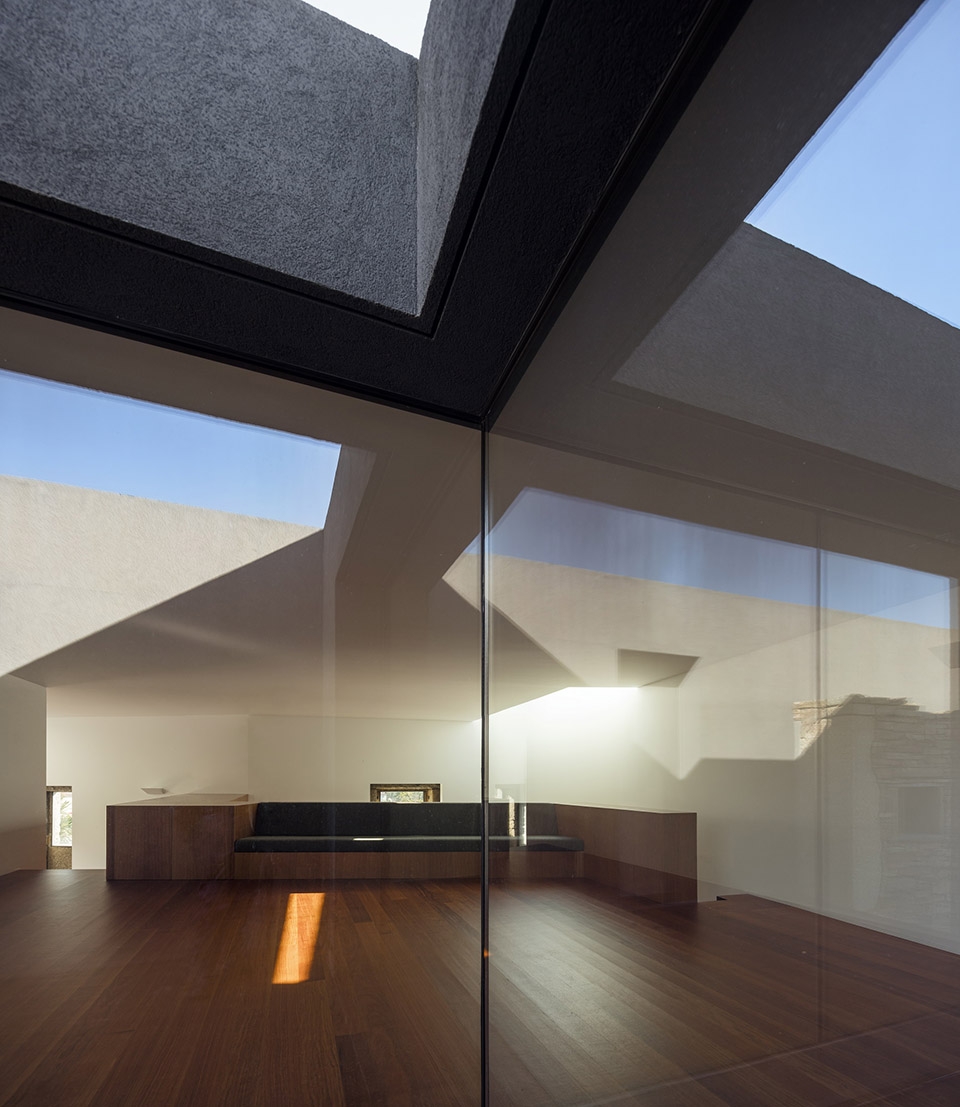 Vigário House Portugal by AND RÉ