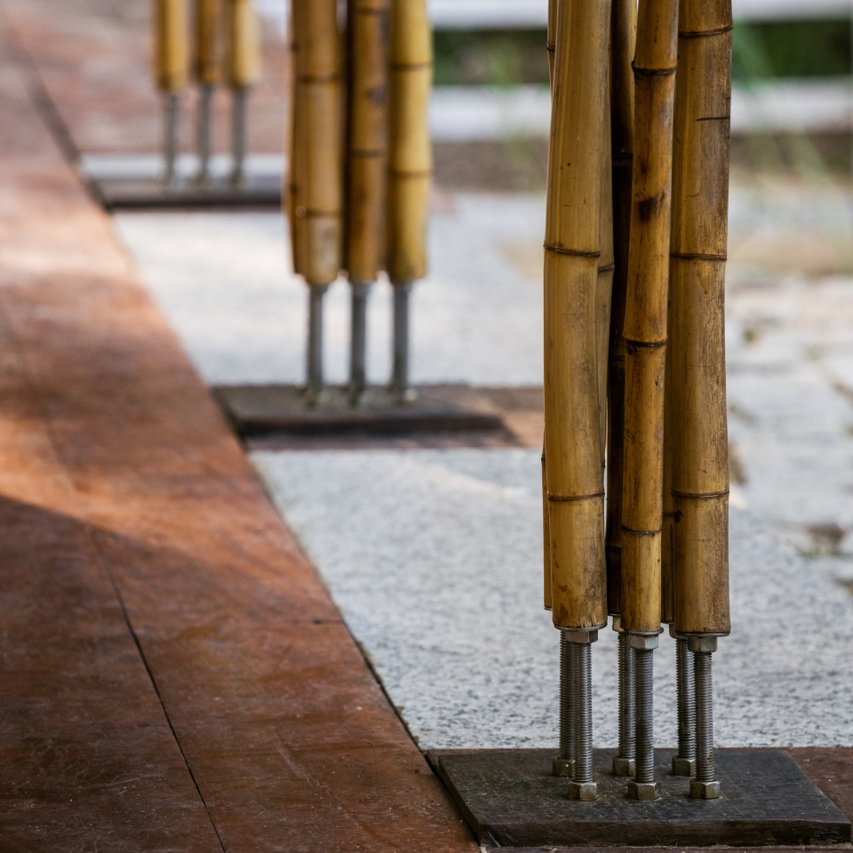 ▼连接每三组弧形竹杆的硬木构件, connectors created to bind the