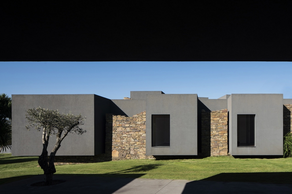 Vigário House Portugal by AND RÉ