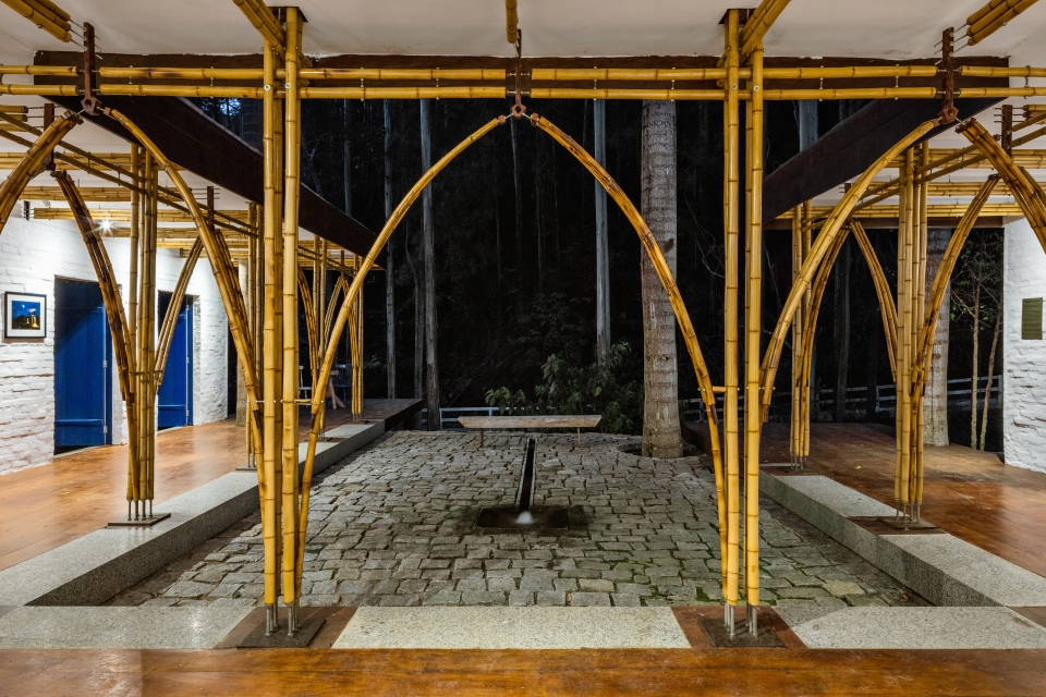 沿竹杆组件的延伸方向"雕琢"柱子,桁架和拱门之间的连接节点