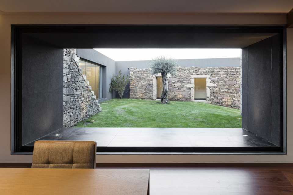 Vigário House Portugal by AND RÉ